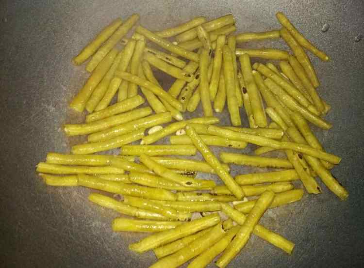 鸡胗炒酸豆角步骤3
