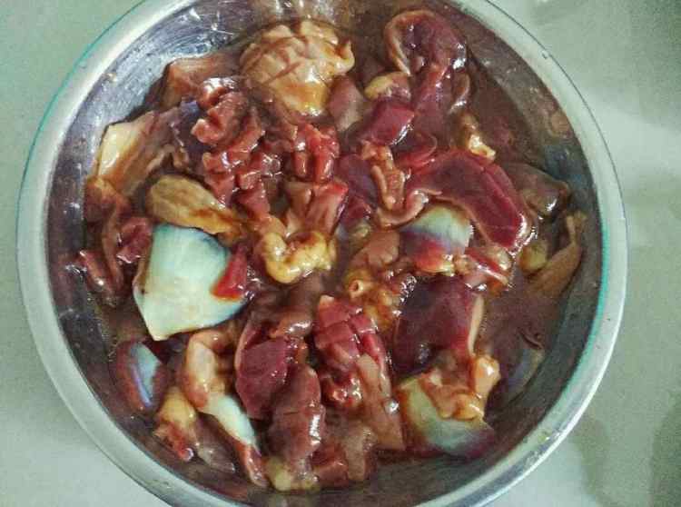 鸡胗炒酸豆角步骤2