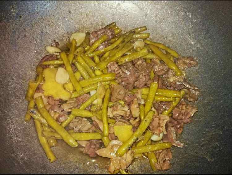 鸡胗炒酸豆角步骤6