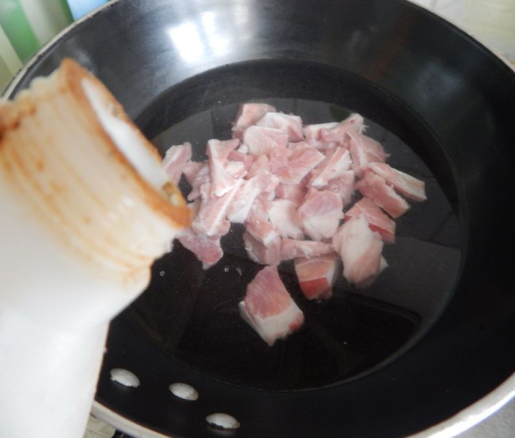 豆角粉条烧月牙骨步骤3