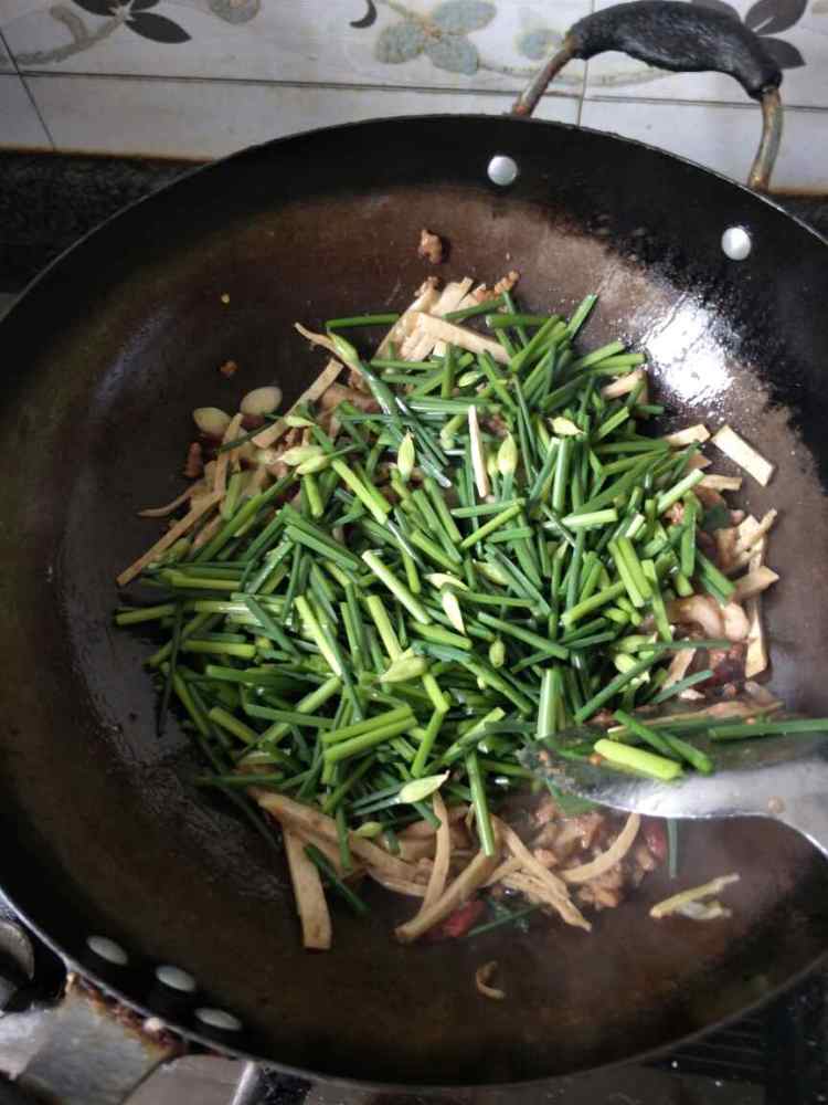韭苔豆干炒肉丝步骤7