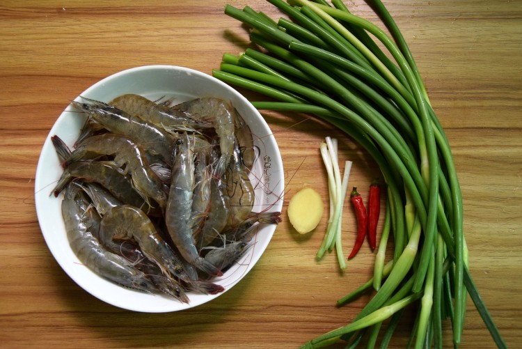 虾仁炒蒜苔步骤1