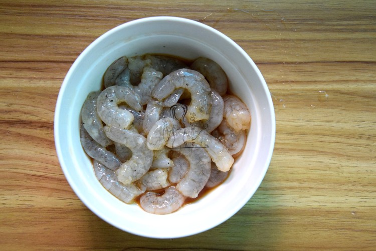 虾仁炒蒜苔步骤2