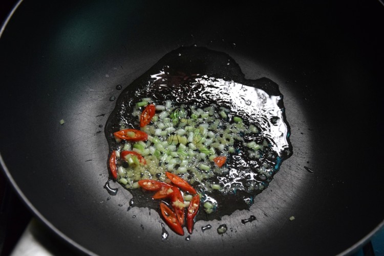 虾仁炒蒜苔步骤5