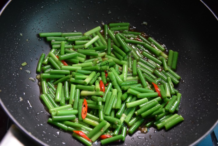 虾仁炒蒜苔步骤6