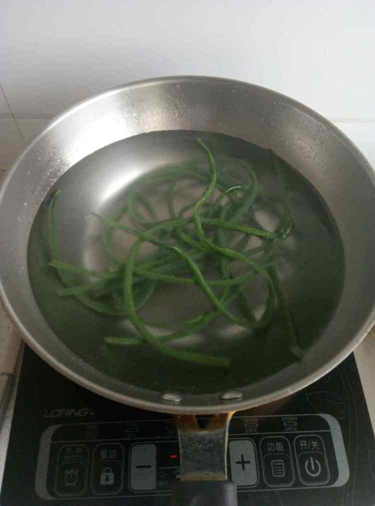 豇豆酿肉步骤1