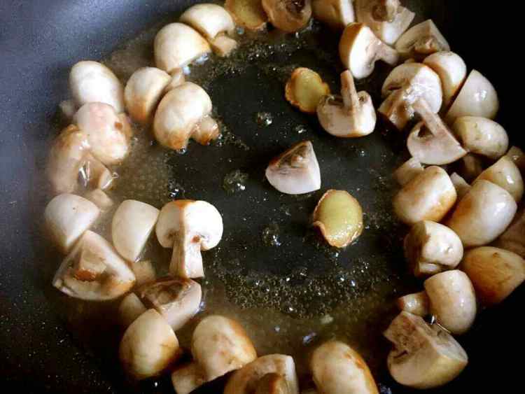 蘑菇烧玉子豆腐步骤3