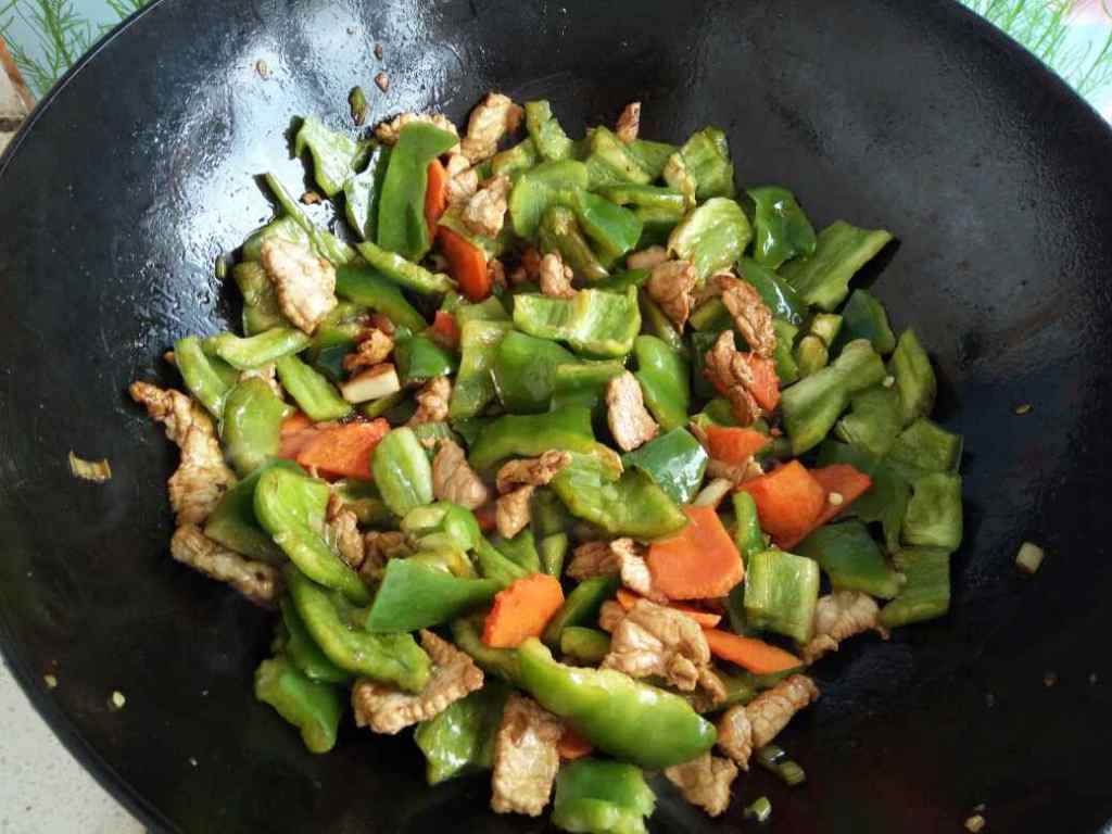 青椒炒肉片步骤5