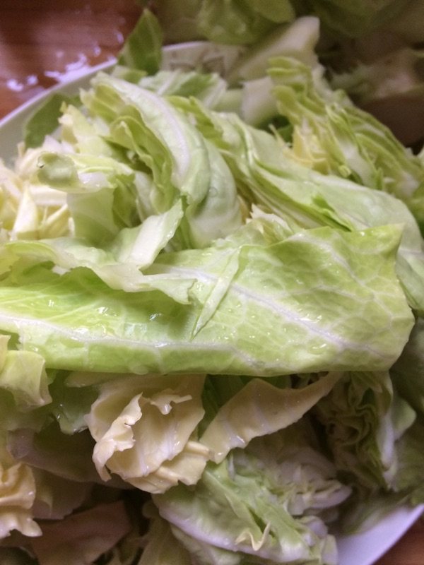 腊肠炒包菜步骤2