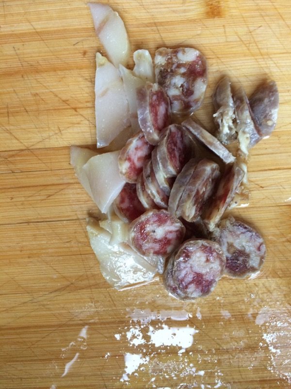 腊肠炒包菜步骤3