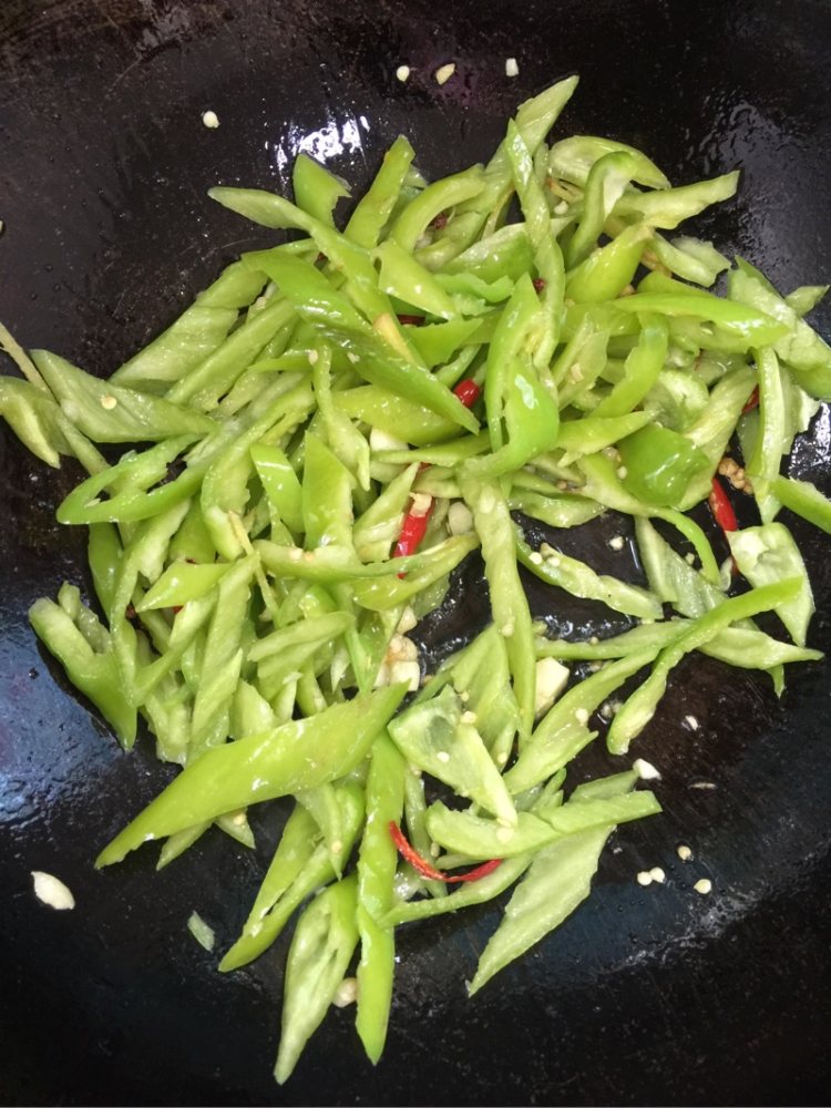青椒爆肉片步骤5