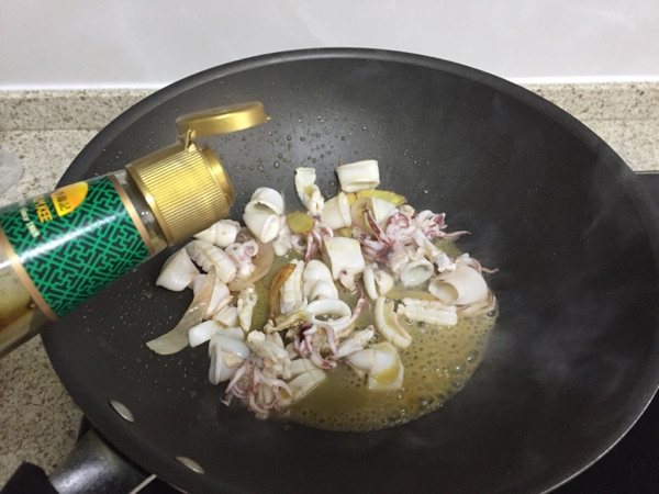 榨菜炒小鱿鱼步骤7