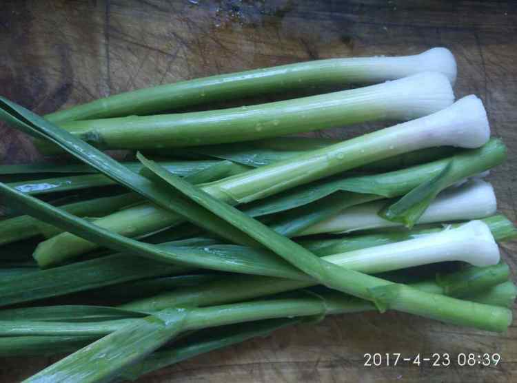 过油肉炒蒜苗步骤2