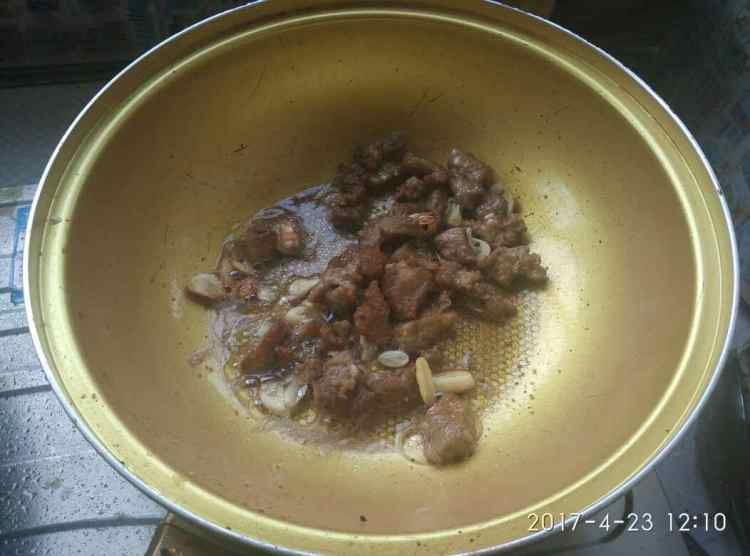 过油肉炒蒜苗步骤4