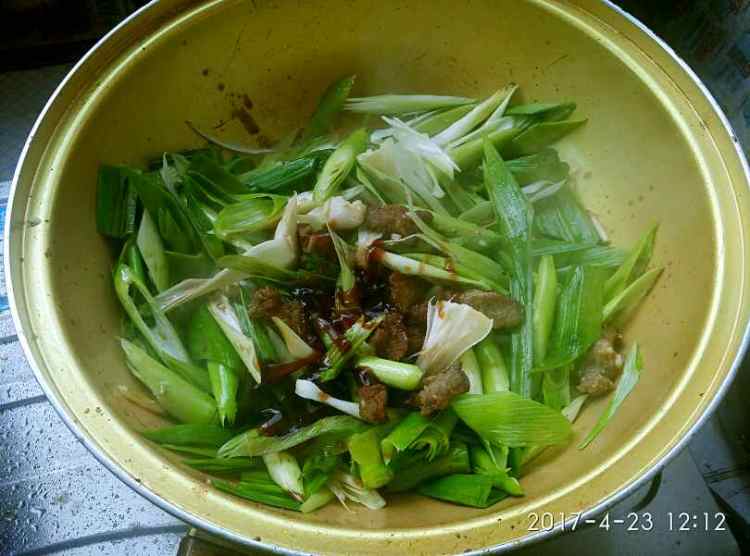 过油肉炒蒜苗步骤6