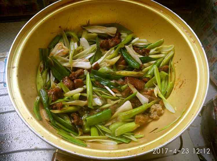 过油肉炒蒜苗步骤7