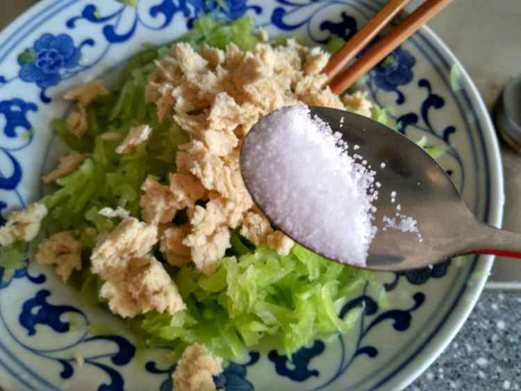 莴苣春卷步骤3