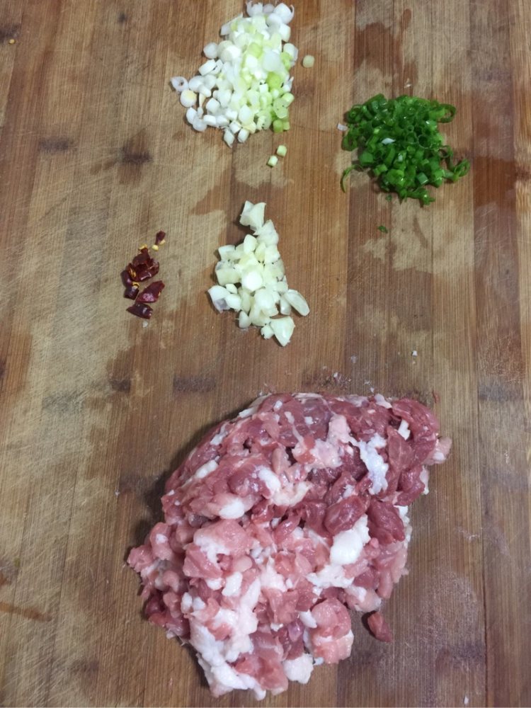 酸豆角炒肉丁步骤2