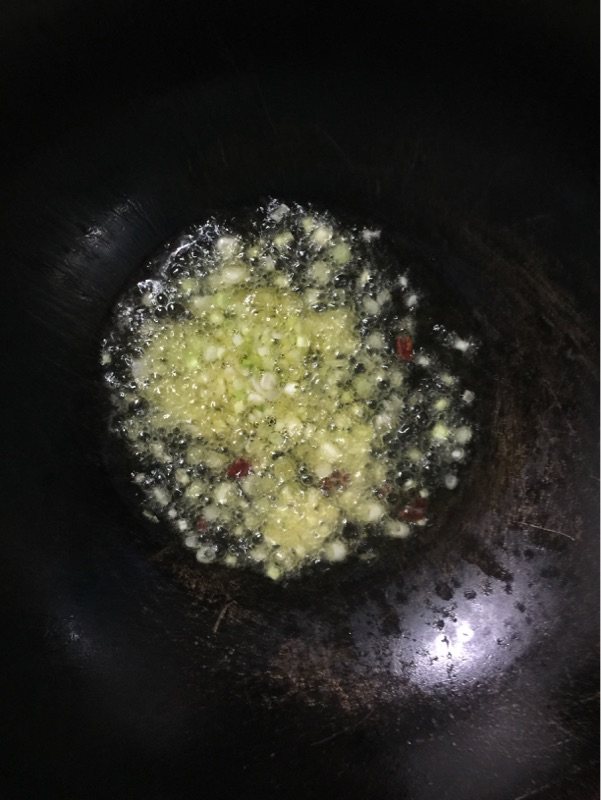 酸豆角炒肉丁步骤3