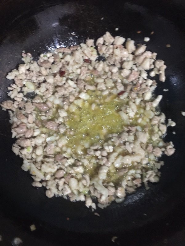 酸豆角炒肉丁步骤4