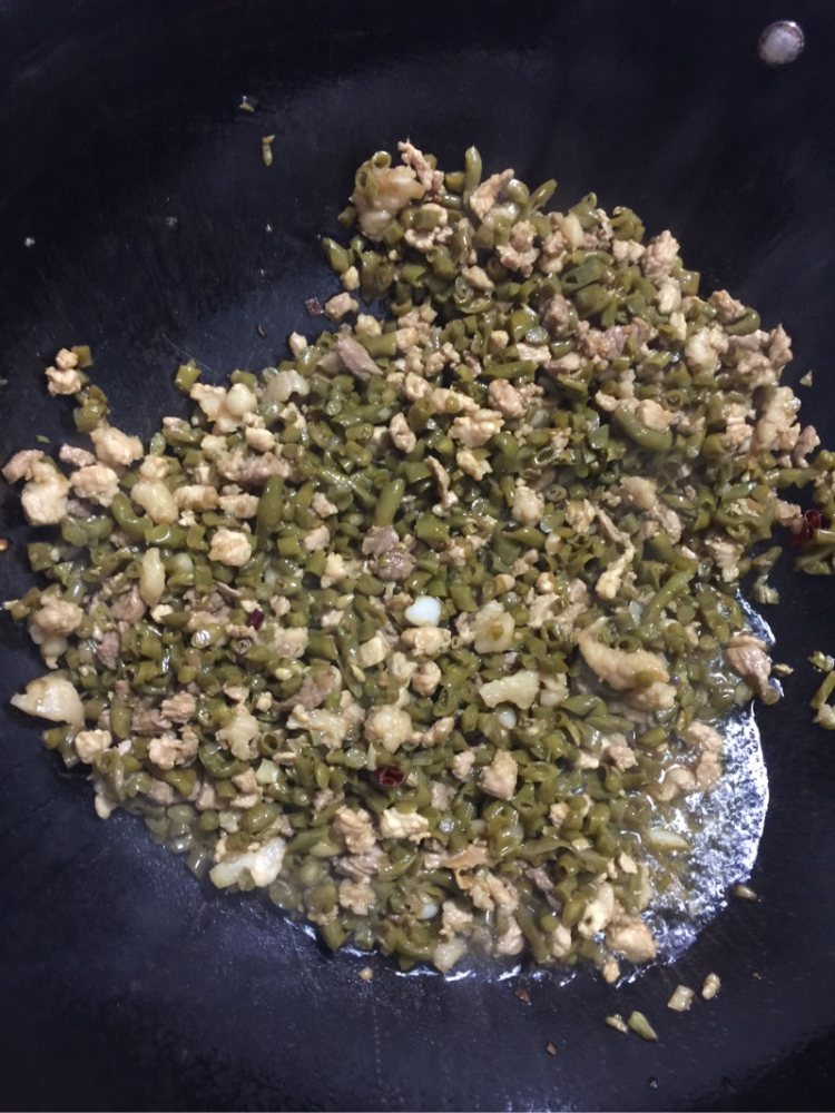 酸豆角炒肉丁步骤6