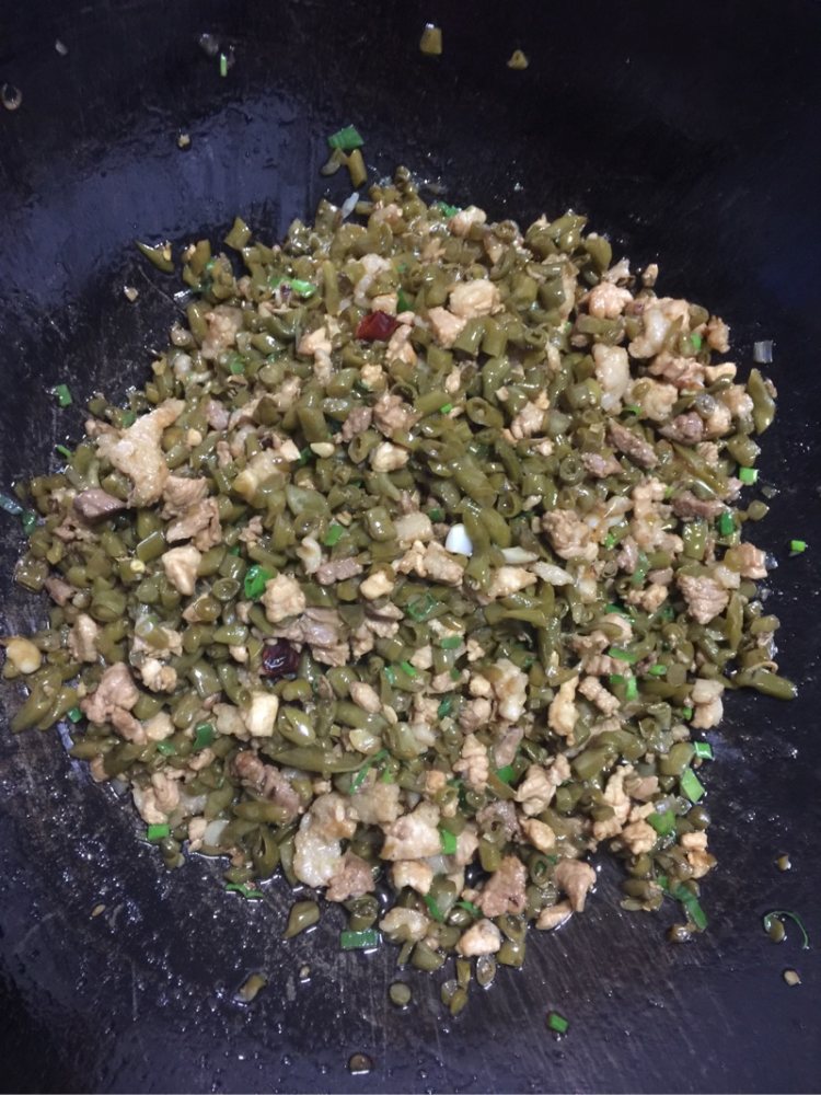 酸豆角炒肉丁步骤7