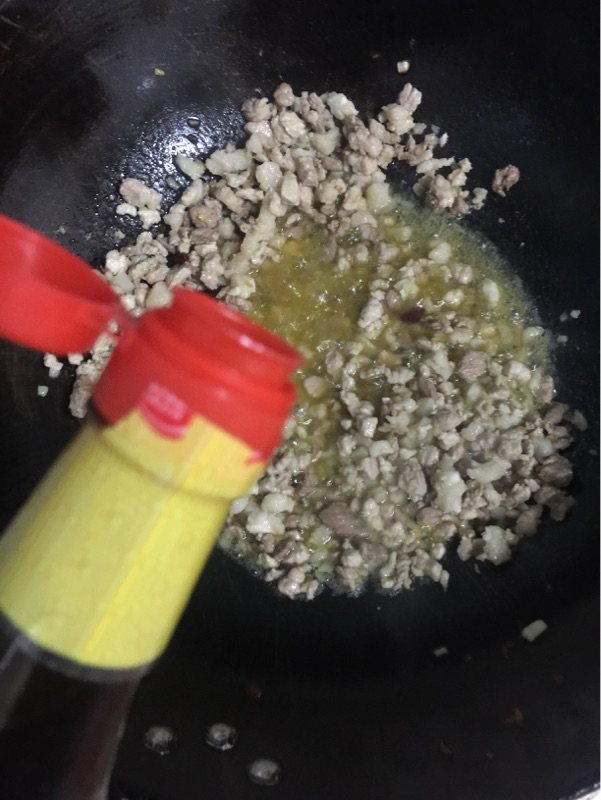 酸豆角炒肉丁步骤5