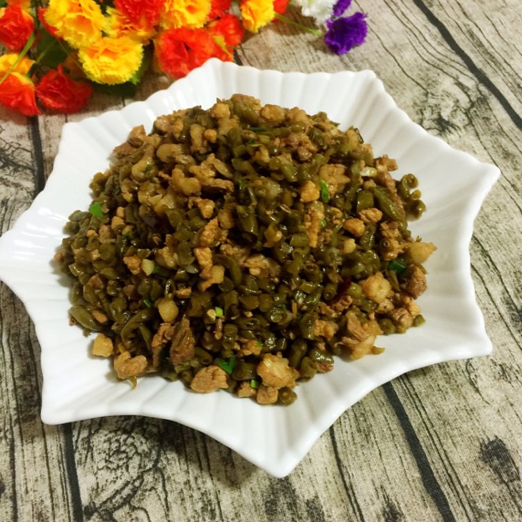 酸豆角炒肉丁步骤11