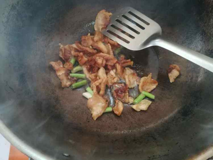肉渣炒菜梗步骤3