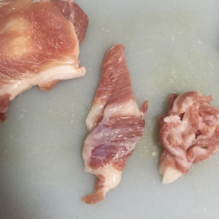 芹菜炒板筋肉步骤1