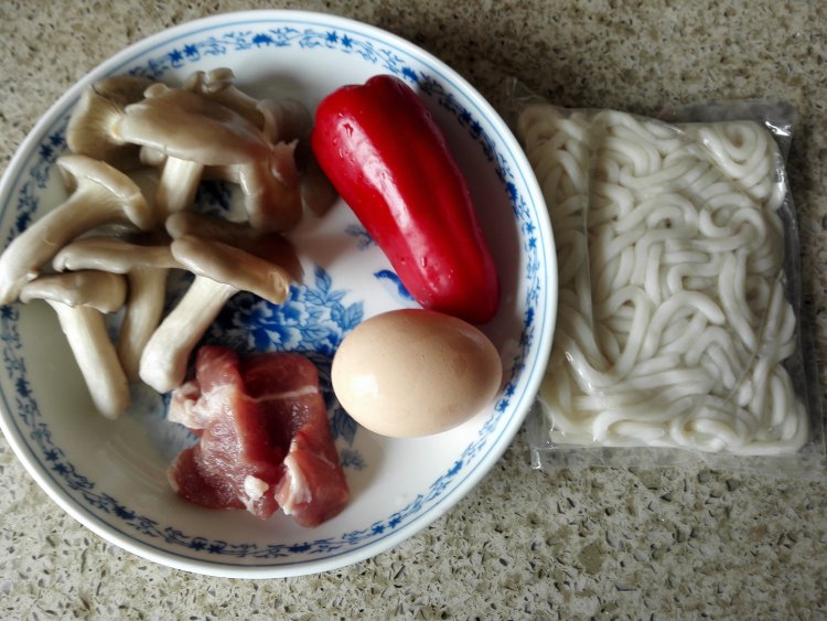 菌菇肉丝炒乌冬步骤1