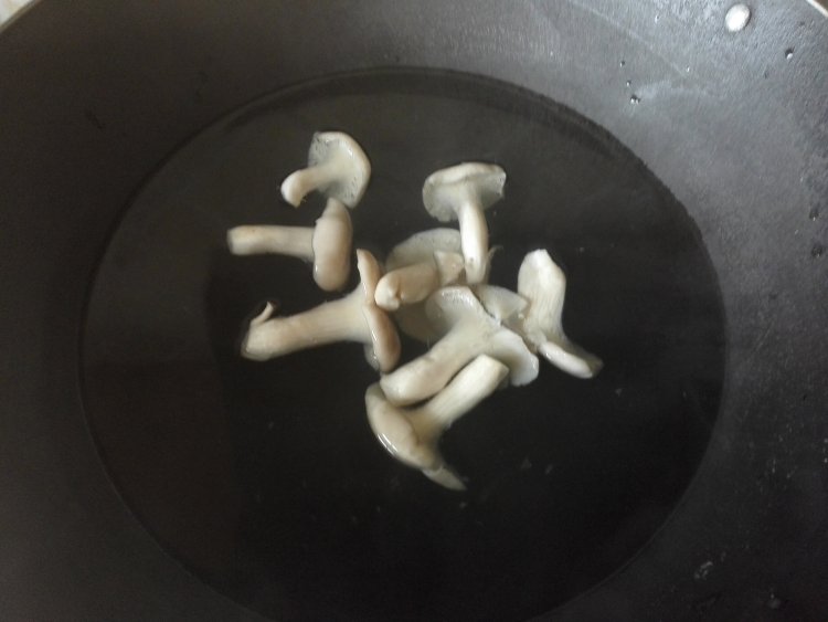 菌菇肉丝炒乌冬步骤2