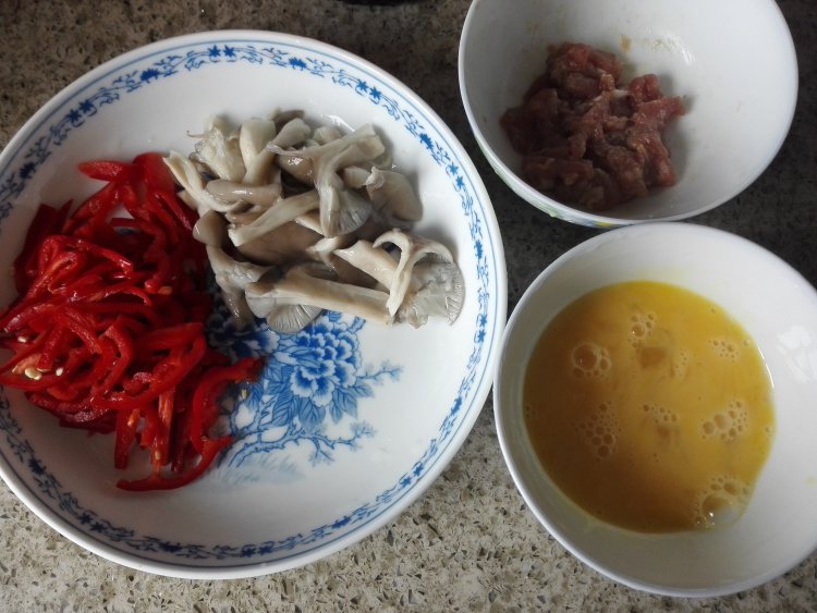 菌菇肉丝炒乌冬步骤3