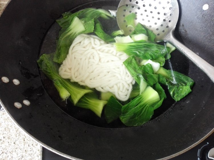 菌菇肉丝炒乌冬步骤4