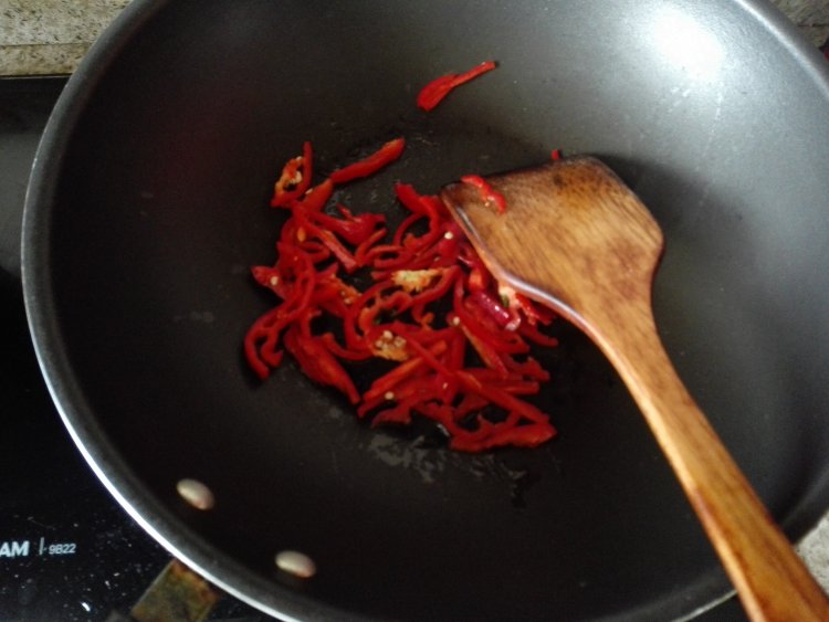 菌菇肉丝炒乌冬步骤5