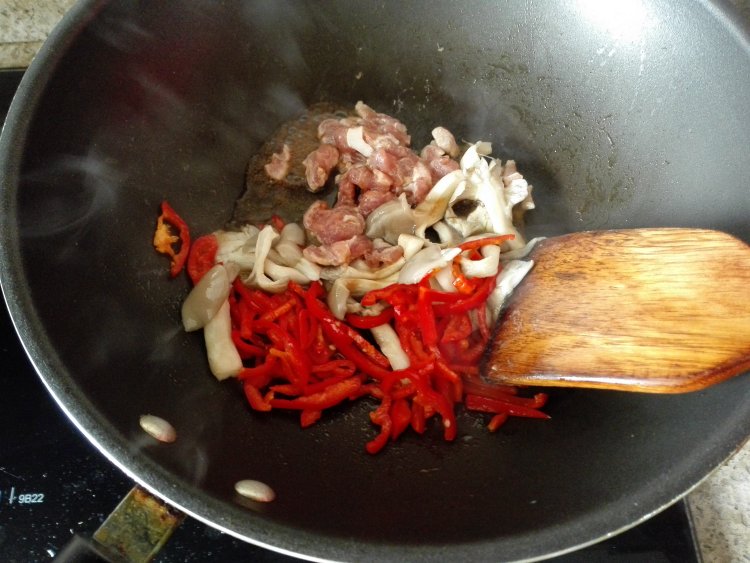 菌菇肉丝炒乌冬步骤6