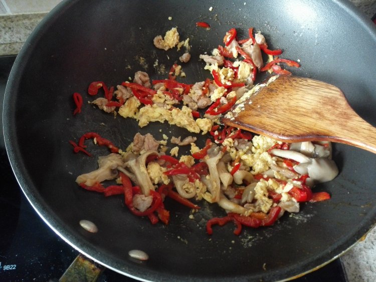 菌菇肉丝炒乌冬步骤8