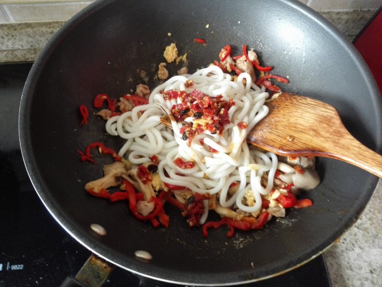 菌菇肉丝炒乌冬步骤9