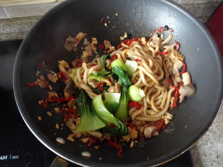 菌菇肉丝炒乌冬步骤10