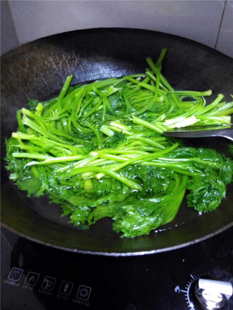 素炒鸡冠菜步骤3
