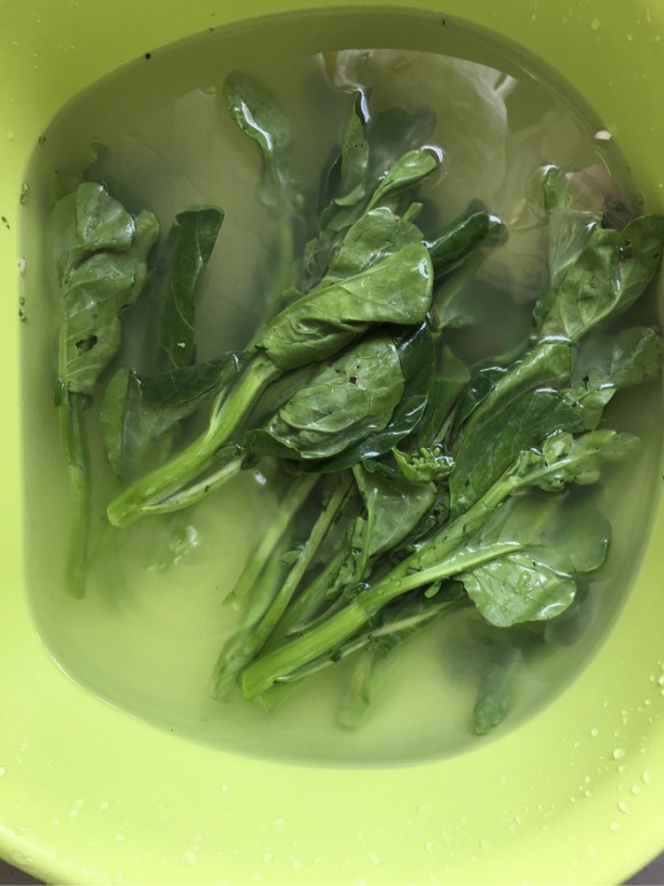 豆豉鲮鱼炒芥蓝粒步骤1