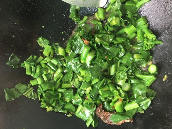 豆豉鲮鱼炒芥蓝粒步骤6
