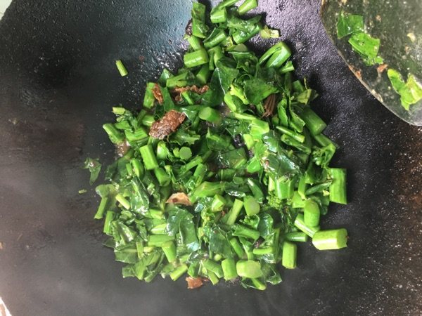 豆豉鲮鱼炒芥蓝粒步骤7