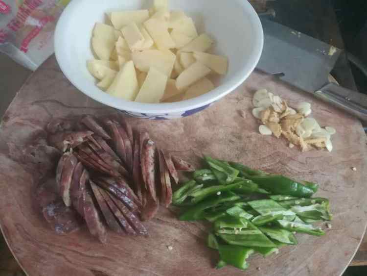 土豆腊肠青椒片步骤2