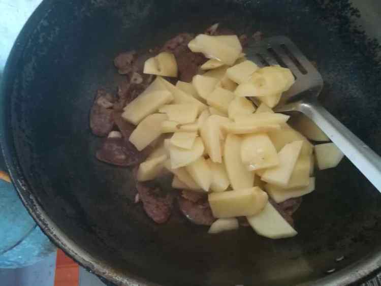 土豆腊肠青椒片步骤6