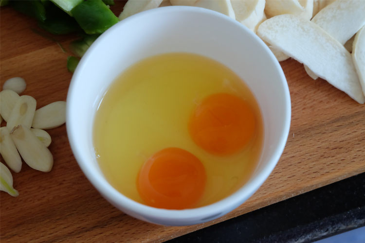 杏鲍菇炒鸡蛋步骤3
