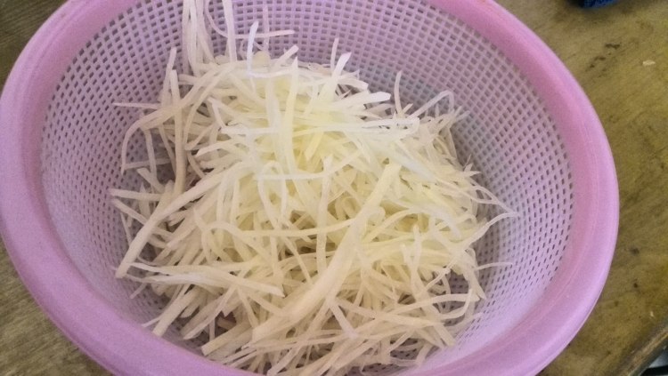 辣炒尖椒土豆丝步骤1