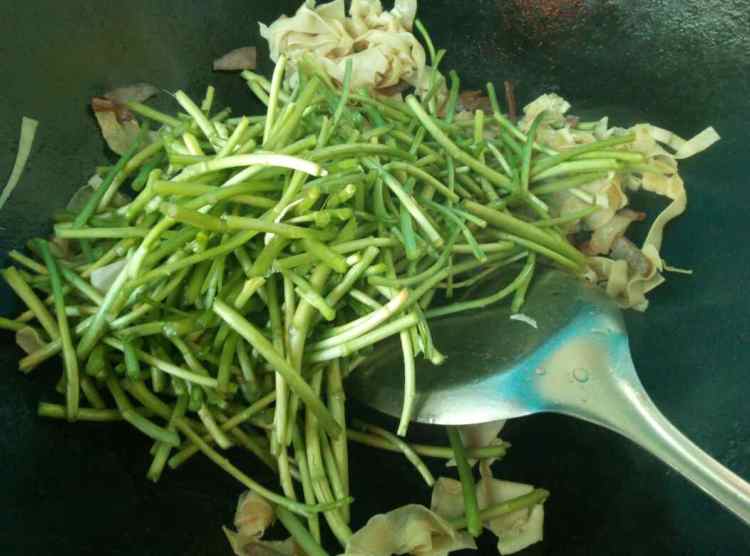 芦蒿炒千张步骤6