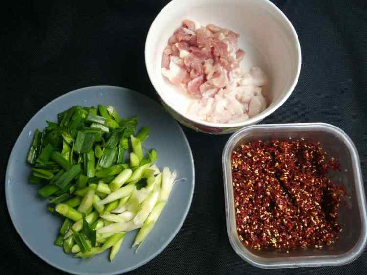 青蒜炒肉步骤1