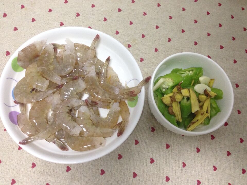 青椒炒基围虾步骤1